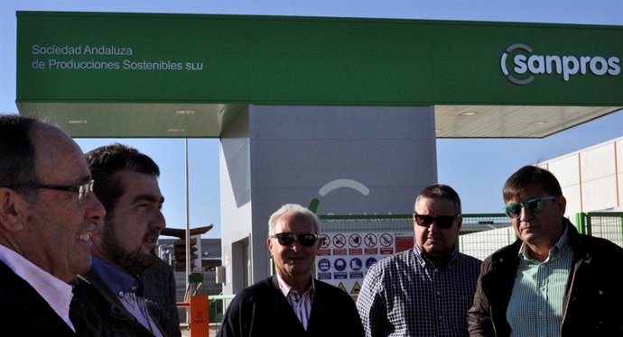 Juan José Fernández en la puerta de Sanpros