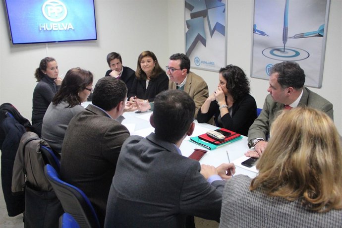 Reunión en el PP con sindicatos sanitarios. 