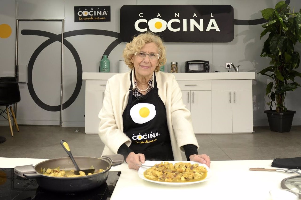 Manuela Carmena prepara pollo al curry en Canal Cocina