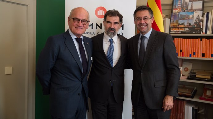 El presidente y secretario de Òmnium con el presidente del FC Barcelona