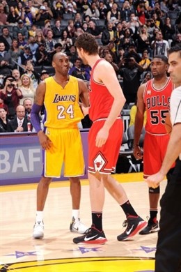 Pau Gasol (Chicago Bulls) y Kobe Bryant (Los Angeles Lakers)