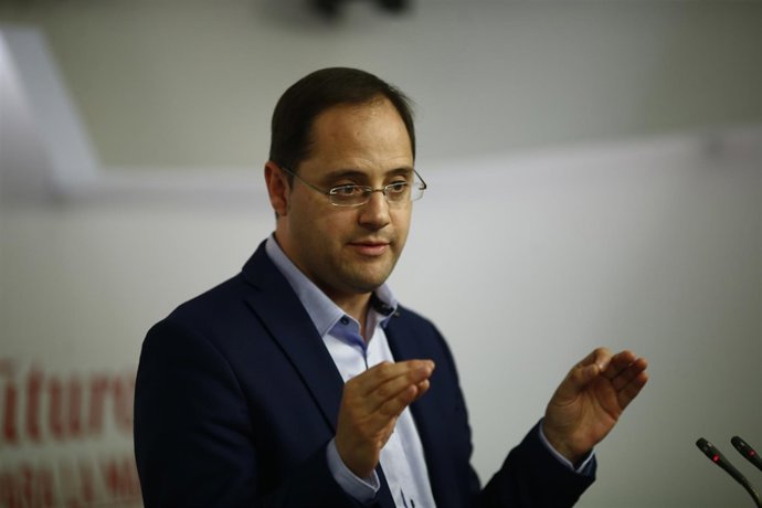 César Luena en rueda de prensa