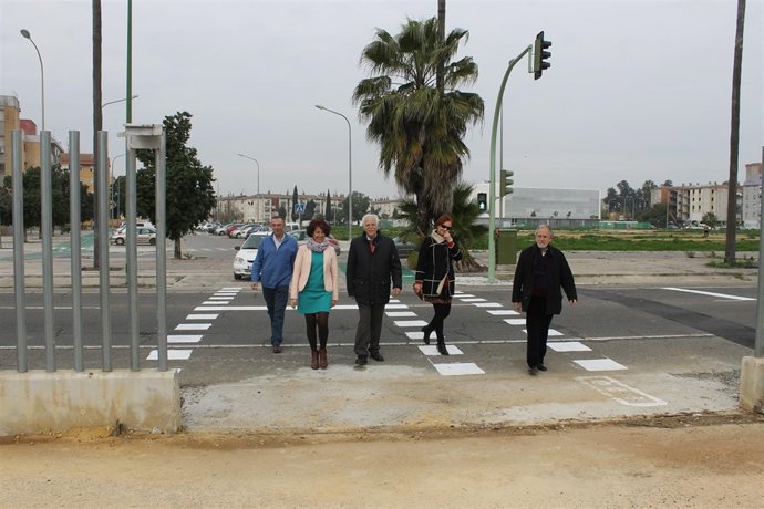 El parque Guadaíra queda unido al Polígono Sur con un cruce semafórico