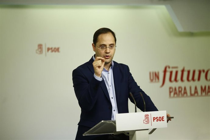 César Luena en rueda de prensa