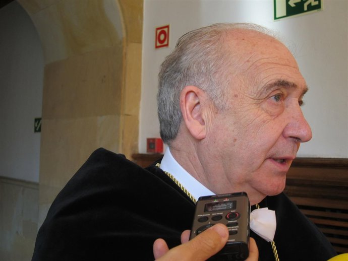 El rector de la Universidad de Oviedo, Vicente Gotor