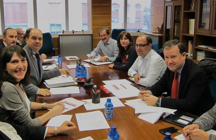 Iginacio Santos, Luis Vélez y María Sánchez en la reunión con los técnicos
