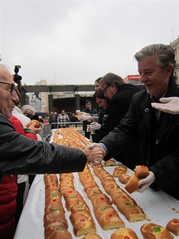 Santisteve reparte roscón