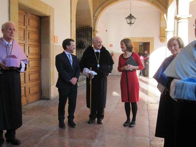 El rector, Vicente Gotor, con el consejero Genaro Alonso y la profesora Planas