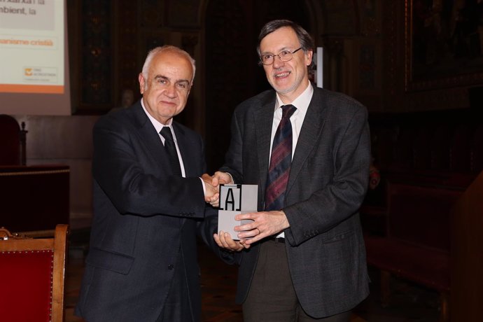 El presidente del CCJCC, D.Faura, entrega el premio a R.Ruiz de Gauna