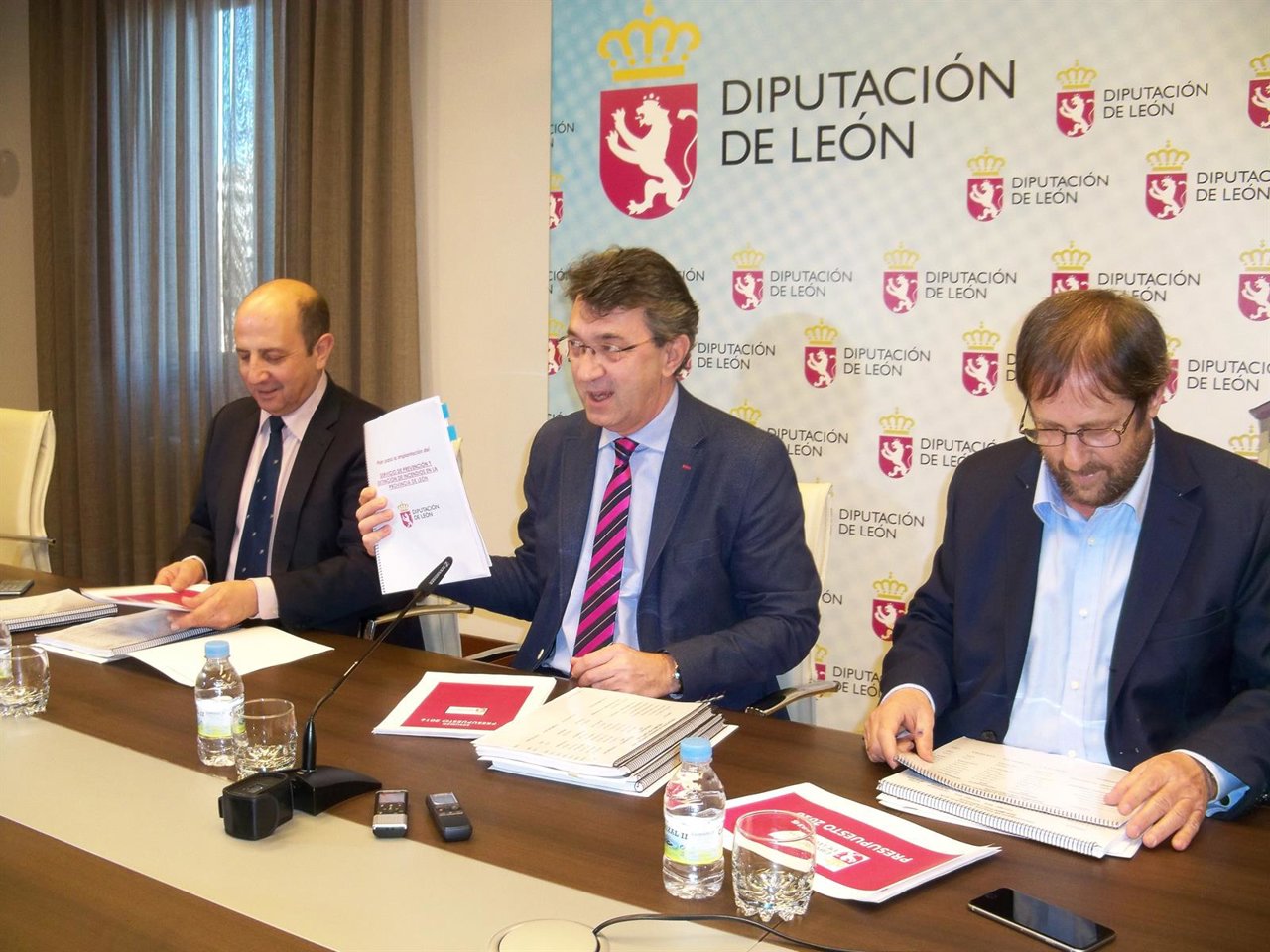 Juan Martínez Majo, (centro) en la presentación del presupuesto para 2016.