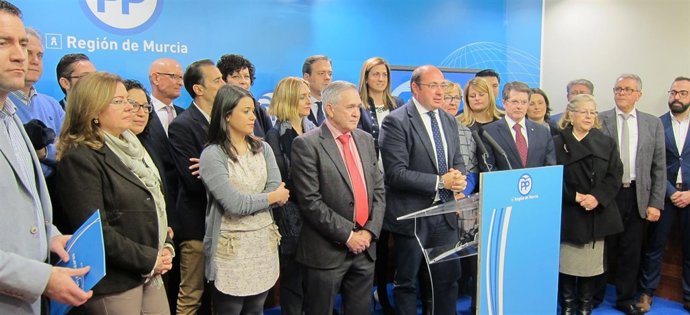 Pedro Antonio Sánchez, con los representantes del PP murciano en la FEMP
