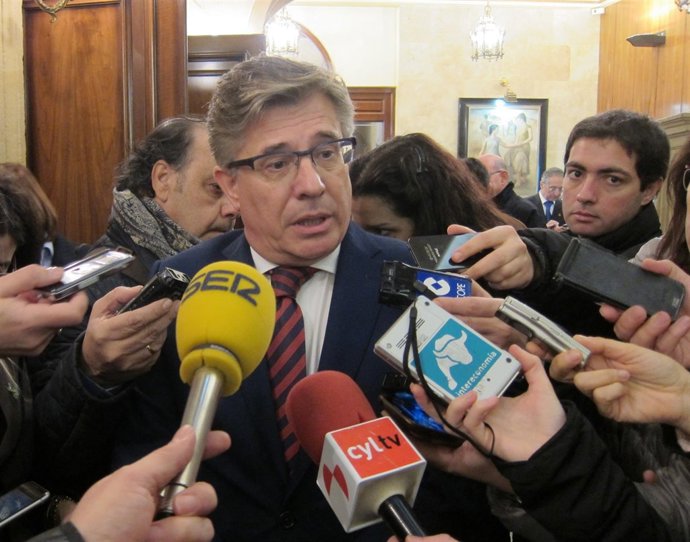 El gerente regional de Salud atiende a los medios en Salamanca.