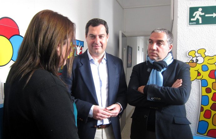 Juanma Moreno y Elías Bendodo en la sede de Aspansor Málaga