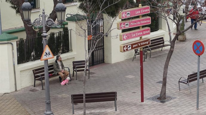 Un ciudadano con un perro en Paterna 