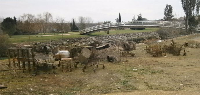 Carros retirados del lecho del Guadiana en Mérida  