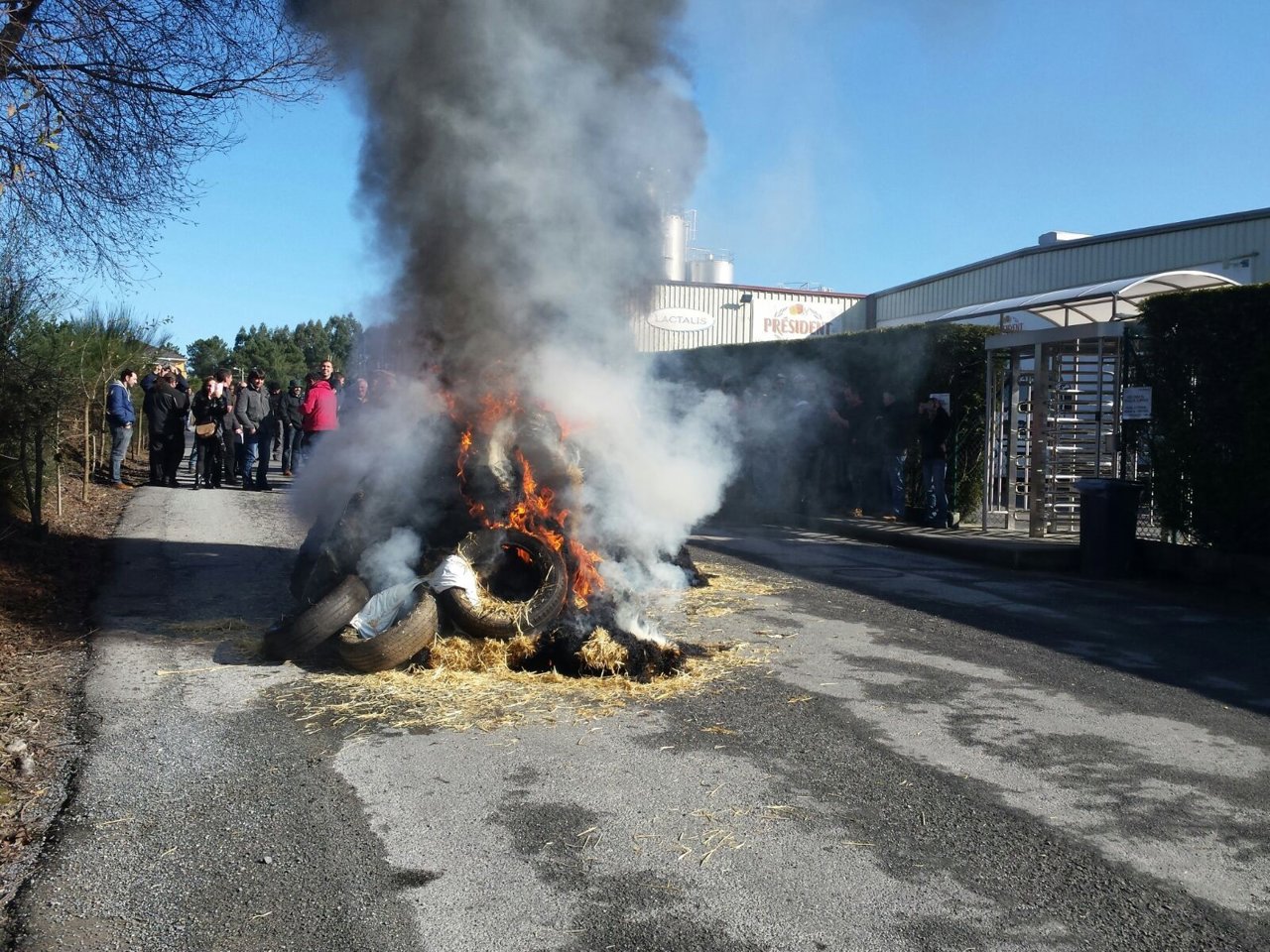 Protesta de ganaderos ante la planta de Lactalis en Vilalba