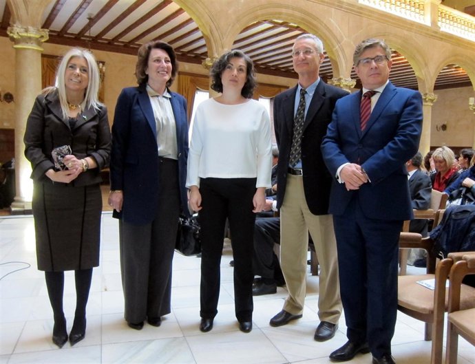 Investigadores y autoridades en la entrega de la beca de investigación de la AEC