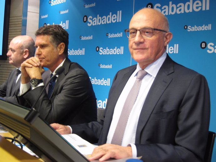 De izqda a dcha: Tomás Varela, Jaume Guardiola y Josep Oliu (Banco Sabadell) 