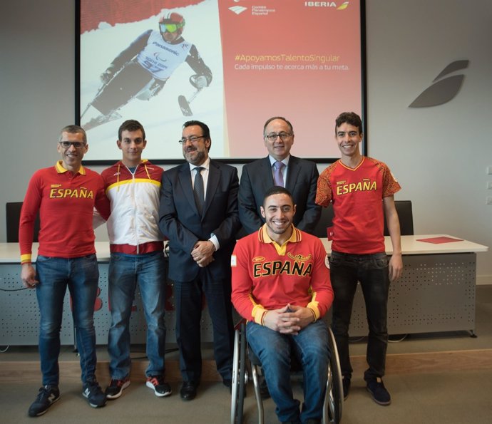 Luis Gallego y Miguel Carballeda con deportistas paralímpicos