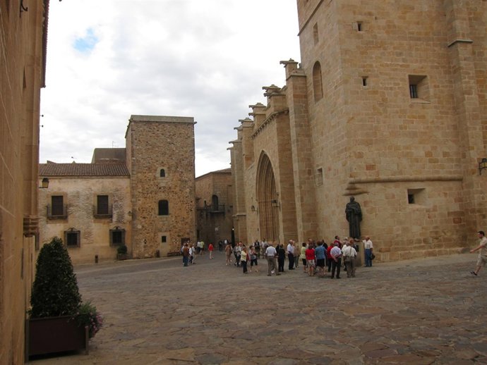 Turistas en la parte antigua de Cáceres