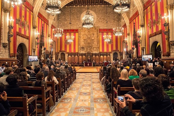 Pleno abierto del Ayuntamiento de Barcelona en el Saló de Cent
