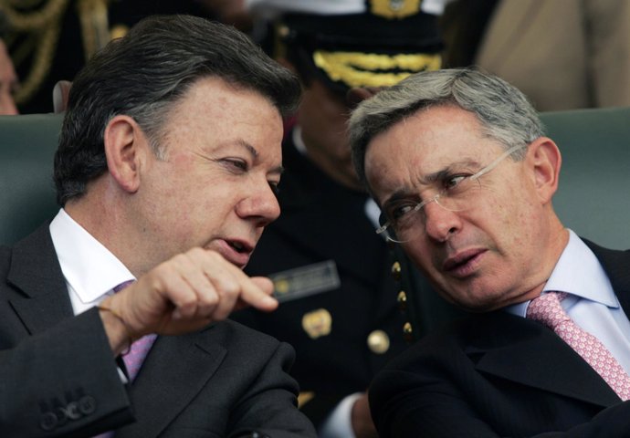 El presidente de Colombia, Juan Manuel Santos, y el exmandatario Álvaro Uribe.