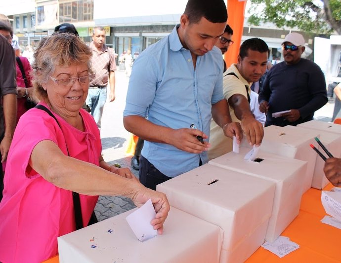 Venezolanos votando sobre la "salida constitucional" para Maduro