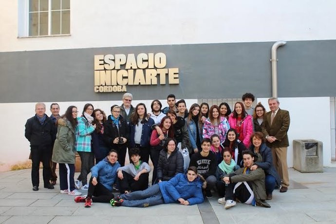 Alcalde (dcha.) durante una visita de un grupo de escolares a 'Iniciarte'