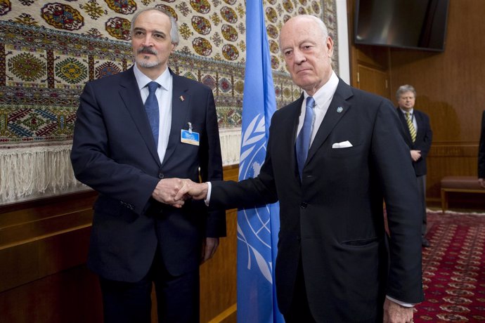 Staffan de Mistura y el embajador sirio Bashar al Jafari