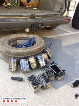 Hallan móviles en una rueda de recambio de una furgoneta