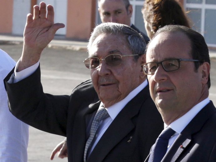 Cuba's President Castro and French President Hollande walk at Havana's Jose Mart