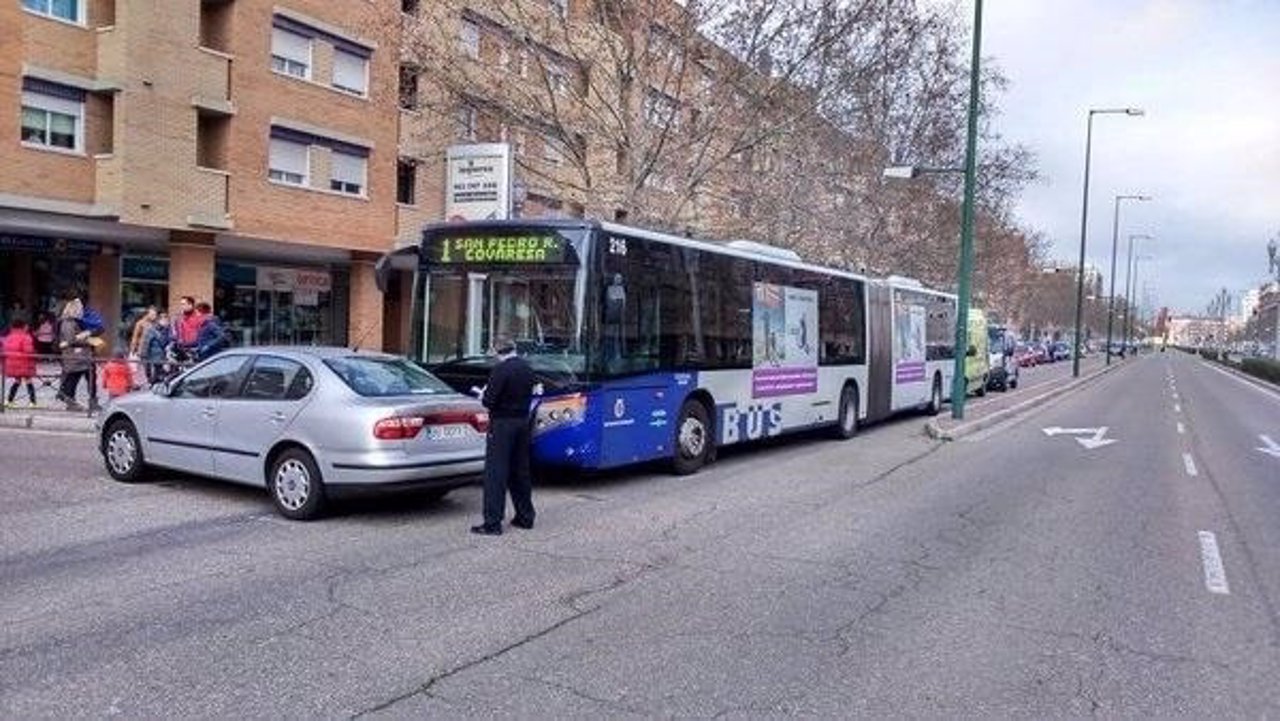 Once heridos en la colisión de un turismo y un autobús urbano en Valladolid