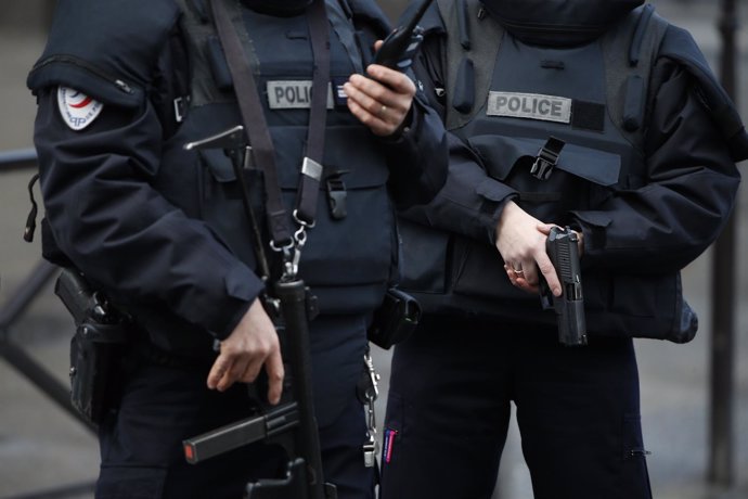 Policías franceses tras un tiroteo frente a una comisaría de París
