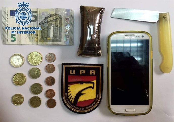 Droga, navaja y dinero incautado