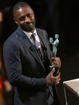 Idris Elba con el pemio de la SAG