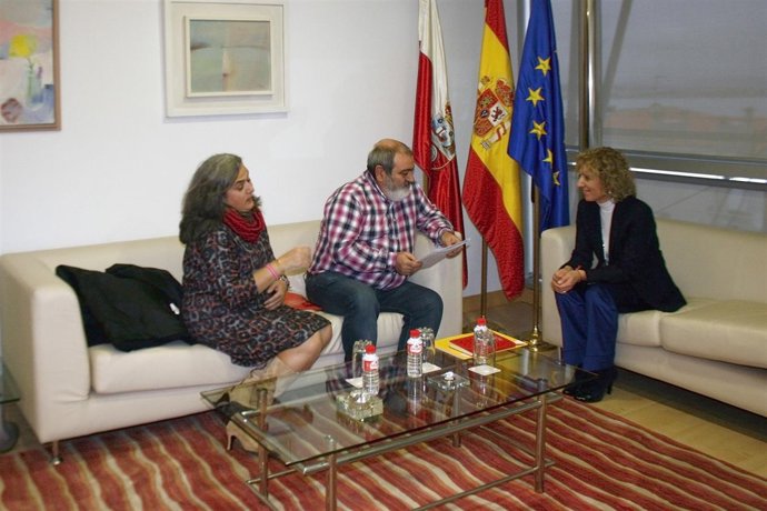 La vicepresidenta con responsables de la asociación de enfermos Crohn