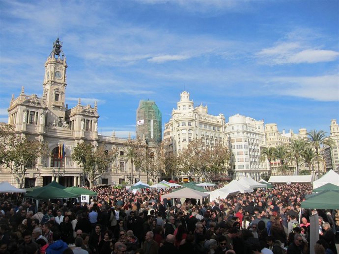 La plaza del Ayuntamiento este domingo en el mercado agrícola