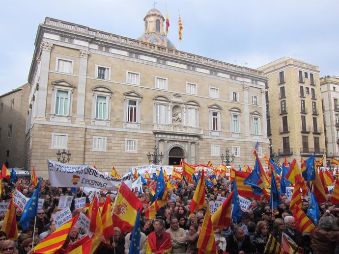 Acto 'El Procés ens roba' en la plaza Sant Jaume de Barcelona