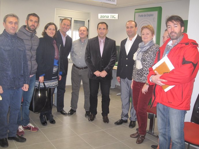 Visita del delegado de Empleo a oficina del SAE en Pozo Alcón (Jaén)