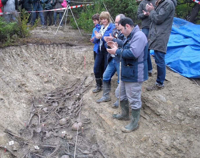 La consejera Ana Ollo visita las escavación de una fosa común en Olave