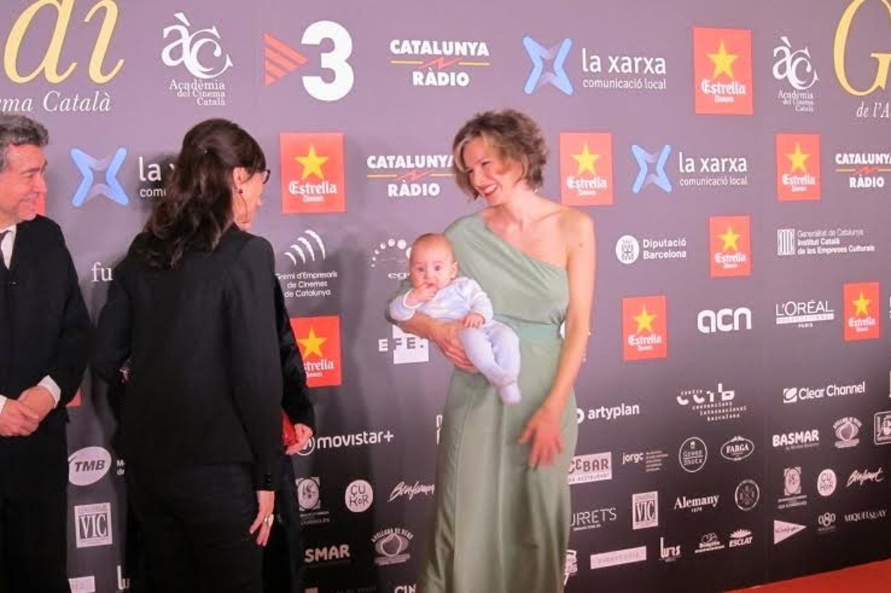 La actriz Mercè Llorens con un bebé