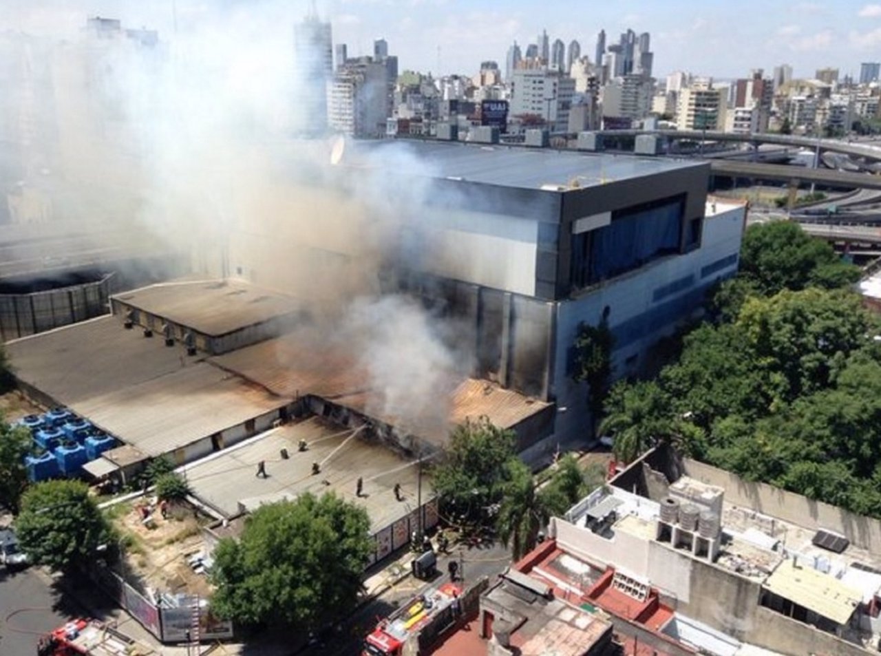 Los Bomberos apagan un incendio que ha afectado a los estudios de varios medios 