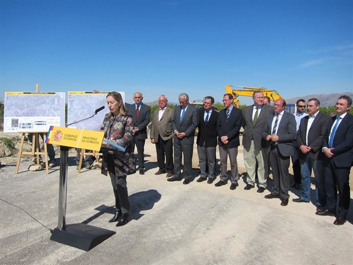 Pastor en las obras de la autovia de El Reguerón con autoridades políticas