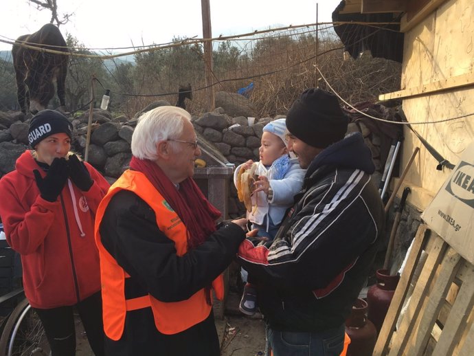 El Padre Ángel, con Mensajeros de la Paz, atendiendo a refugiados en Grecia