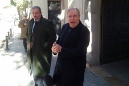 Juan Vicente Jurado, en primer plano, a la salida de la Comandancia