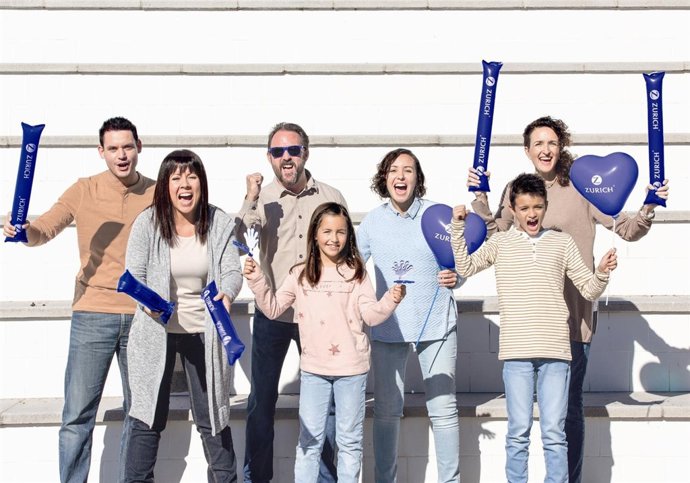 Empleados y familiares de Zurich anunciando la Maratón