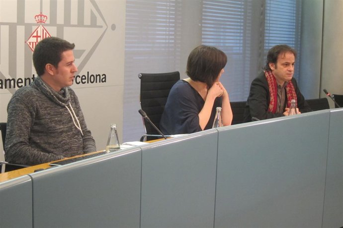 El investigador A.Monterde, la concejal G.Pin y el t.Alcalde J.Asens