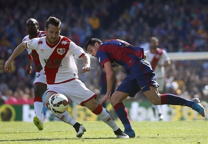 Tito, del Rayo Vallecano, le quita un balón a Pedro Rodríguez