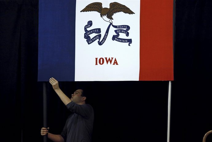 Bandera en un acto electoral en Iowa