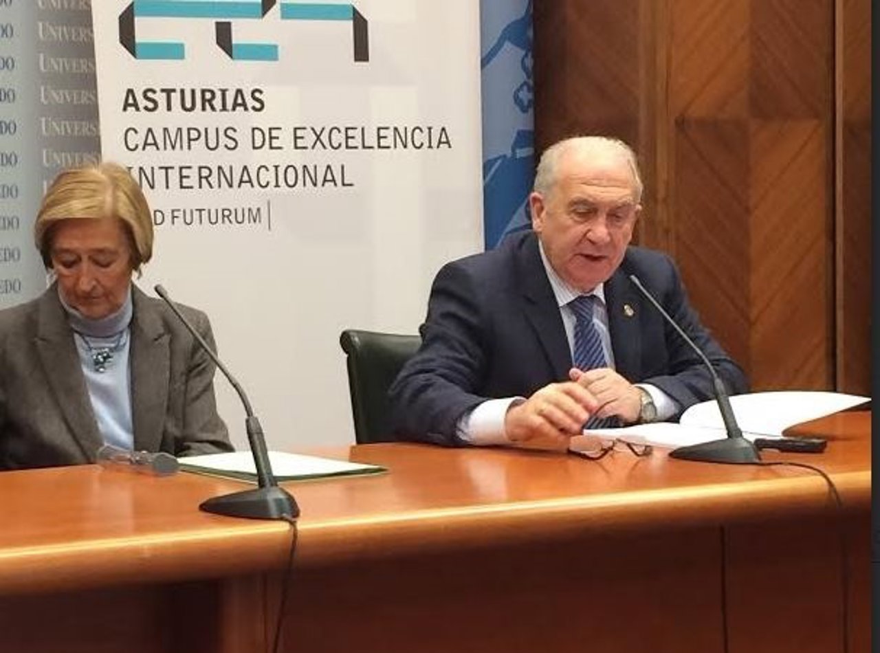Vicente Gotor y Paz Suárez, durante la rueda de prensa.